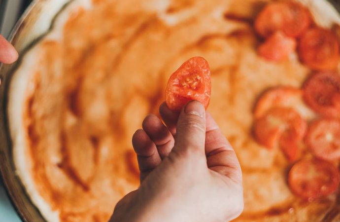 Pizza jako całość ewoluowała – od korzeni do dzisiejszego sosu do pizzy